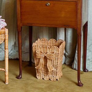 Cubo de basura decorativo de ratán con soporte interior resistente y acabado liso para interiores de hoteles, resorts y restaurantes. - Product Image 2