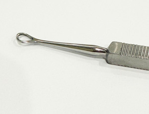 Instrument chirurgical ophtalmique microchirurgical 8 cm FLYNN, dépresseurs scléraux, type boucle pour lentilles 5 mm, en acier inoxydable CE - Product Image 4