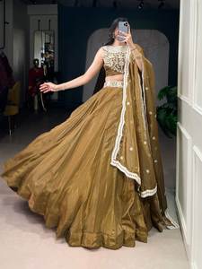 ผ้าไหมจอร์เจียต์เนื้อนุ่มระบายอากาศได้ดี แต่งขนเฟอร์เทียมแบบกลับด้านได้ สีเขียวสดใส ประดับด้วยลูกปัด ลายพิมพ์ใหญ่ โดดเด่น ทันสมัย เหมาะสำหรับงานปาร์ตี้ - Product Image 4