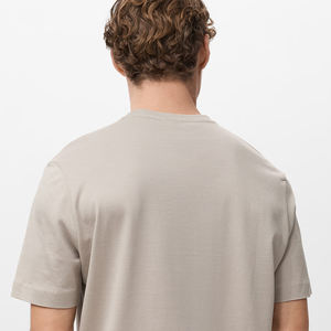 Servicio OEM, Diseño Inspirado en la Calle, Camiseta Casual Estampada para Hombre con Cuello Redondo, Diseño de Logotipo Personalizable, Corte Elegante con Manga Corta - Product Image 5