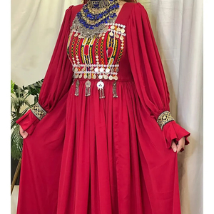 Fabrication de robes traditionnelles afghanes Kuchi élégantes en velours, brodées avec des motifs culturels, pour femmes. - Product Image 5