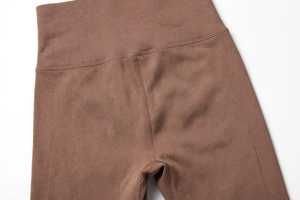Conjunto de sujetador deportivo de alto soporte con espalda cruzada, acanalado, sin costuras, antibacteriano, con cuello en V profundo y pantalones cortos de cintura alta para mujer, con logo frontal, color verde oliva. - Product Image 5