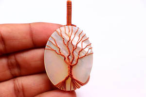 Colgante de Lujo Hecho a Mano con Baño de Oro de 18K, Diseño Árbol de la Vida, Ópalo Blanco y Concha, Envoltura de Alambre de Cobre, Piedra Ovalada, para Compromiso o Boda Espiritual - Product Image 2