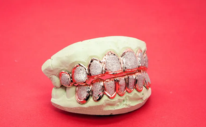 Hiphop Dental Grillz, Juego Completo Chapado en Oro Real de 22k con Banda Roja, Joyería de Moda Unisex para Uso Diario - Product Image 2