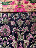 Tissu brodé floral rose, tissage textile à motif floral, tissu décoratif pour vêtements et usage domestique