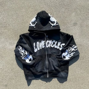 Ensemble de survêtement noir à capuche et fermeture éclair pour femme avec imprimé blanc et ourlet fendu, style streetwear - Product Image 4