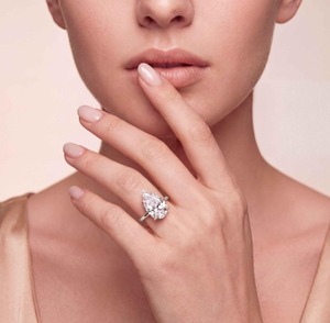 Bague solitaire éblouissante en or rose 10 carats avec diamant de laboratoire taille poire de 5,17 carats au total - Product Image 5