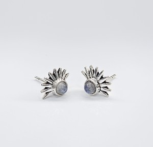 Boucles d'oreilles clous artisanales en pierre de lune bleue feu ronde, argent oxydé 925, design soleil éclatant, fabricant de bijoux - Product Image 3