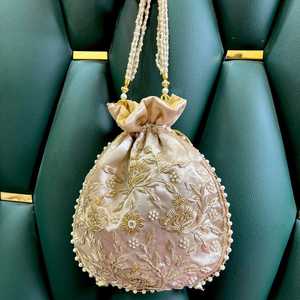 Pochette Potli en Soie Brocart Synthétique Faite à la Main, Forme Ronde, Broderie Florale en Coton, Perles, Décoration de Mariage, Cadeau - Product Image 4