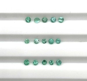 พลอยมรกตธรรมชาติจากแซมเบีย ทรงกลม สีเขียวมรกต ขนาด 1-4 มม. ได้รับการรับรองจาก IGI สำหรับทำเครื่องประดับ - Product Image 2