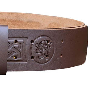 Cinturón Escocés Artesanal con León Rampante Grabado en Relieve Marrón, Ajustable, Elegante Accesorio Escocés de las Tierras Altas - Product Image 2