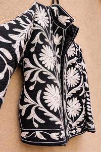 Chaqueta Étnica de Terciopelo Negro Bordada con Diseño Floral, Manga Larga, Cuello Alto, Hecha a Mano, Ropa de Abrigo de Invierno para Mujer - Product Image 3