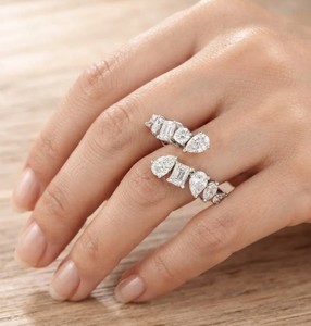 Anillo de Compromiso Ajustable Abierto de Oro Sólido de 10K, 14K, 18K con Esmeralda Marquise en Forma de Pera y Diamantes Redondos Cultivados en Laboratorio, Claridad DEF VVS VS - Product Image 6