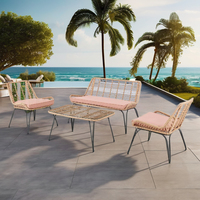 Ensemble de canapés en rotin tressé d'extérieur au design moderne, avec table basse, protection UV, idéal pour les hôtels