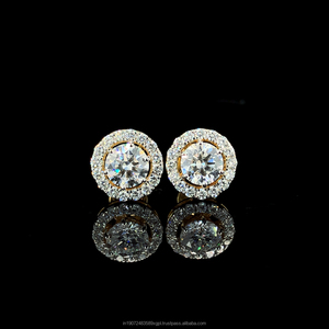 Ensemble de boucles d'oreilles en diamant de laboratoire certifié IGI 1+1 carat, or 18 carats avec diamants ronds latéraux, style tendance - Product Image 1