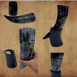 Jarra Vikinga para Beber con Soporte, Diseño de Lobo Grabado a Mano, Taza de Cuerno de Búfalo Natural - Product Image 4
