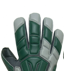 Les gants de gardien de but durables offrent un matériau texturé sur la paume et une construction de poignet offrant un soutien pour une manipulation fiable du ballon. - Product Image 6