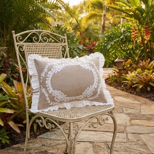 Funda de Almohada de Lujo con Volantes y Bordado de Lazo, Diseño Floral Vintage Elegante en Lino Natural, Adorno Chic para Decoración del Hogar - Product Image 4