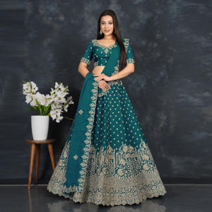 Lehenga Choli finition mousse |   Motif Zari en or fin |   Grand bordure artisanale |   Ensemble de dupatta drapé et fluide - Product Image 3