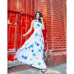 Robe trapèze blanche faite à la main avec imprimé floral bleu, taille empire, taille XS - Product Image 4