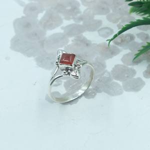 Anillo Minimalista Boho Hecho a Mano en Plata de Ley 925 con Cornalina Roja Natural, Anillo de Compromiso Chapado en Oro Amarillo y Rosa para Ella - Product Image 6