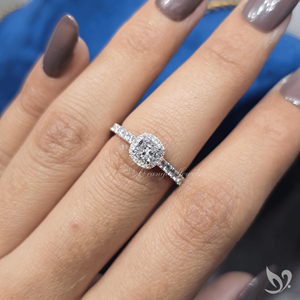 Anillo de compromiso de oro blanco de 10K con halo de diamantes cultivados en laboratorio de 0.5CT con corte cojín, certificado IGI y banda pavé. - Product Image 4