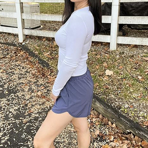 Shorts de sport pour femme en polyester respirant bleu acier, taille haute, avec ourlet incurvé, pour la course, l'entraînement et le yoga - Product Image 3