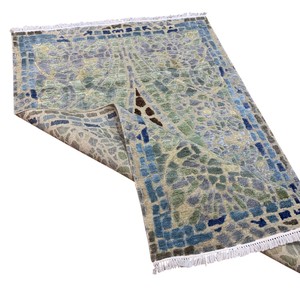 Tapis moderne abstrait en mosaïque noué à la main, motif géométrique vert et bleu, en verre teinté, laine et soie, avec franges - Product Image 5