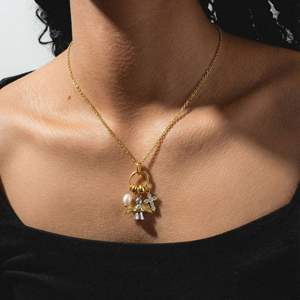 Collier avec pendentif ange, croix dorée, fournisseur de colliers avec pendentifs en laiton personnalisés - Product Image 5