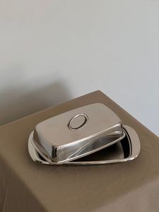 Beurrier en argent avec couvercle, design rectangulaire classique, artisanal, en métal poli, vaisselle écologique, plateau de service pour beurre et couvercle - Product Image 2