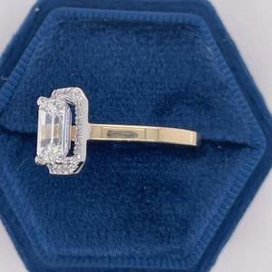 Anillo de Compromiso con Diamante Corte Esmeralda y Halo en Oro Amarillo Sólido, Estilo Vintage, con Halo Oculto, Anillo de Promesa para Mujer - Product Image 4