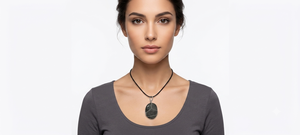 Collier pendentif ovale en hématite naturelle faite à la main, pierre noire enveloppée de fil, ras-de-cou unisexe avec cordon en cuir réglable - Product Image 2