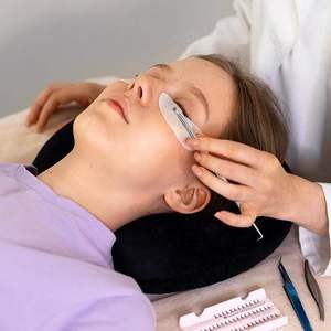 Outil métallique pour rehaussement de cils avec finition argentée brillante et couleur multi-plasma, outil isolateur pour cils avec emballage personnalisé - Product Image 6