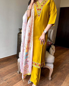Ensembles Kurti droit en viscose Chanderi couleur moutarde très demandés pour femmes, avec pantalon et dupatta en soie imprimée - Product Image 2