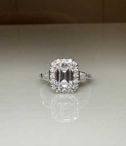 Bague à trois pierres en moissanite de style classique, coupe émeraude, 2 carats, en argent 925, pour femme, cadeau d'anniversaire pour partenaire - Product Image 2