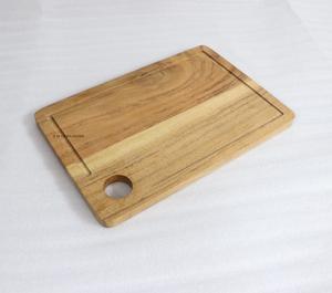 Planche à découper ronde en bois durable et éco-responsable avec poignée et spatule, épaisseur 1,5 cm, pour la cuisine (viande, pain, aliments cuits) - Product Image 6
