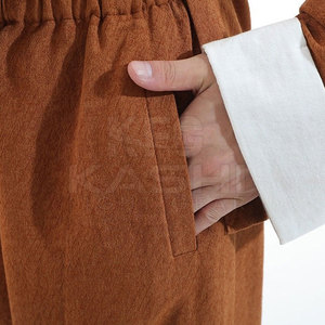 ชุดกังฟูผ้าคอตตอนผสมคุณภาพสูง เนื้อผ้านุ่ม ทนทาน น้ำหนักเบา ระบายอากาศได้ดี พร้อมโลโก้ด้านหน้า เหมาะสำหรับการฝึกซ้อมและการแสดง - Product Image 3