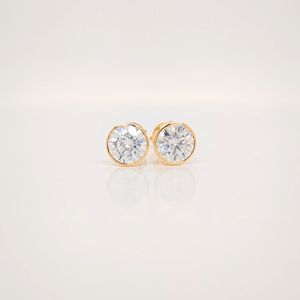 Pendientes de Diamantes Redondos de Corte Brillante Cultivados en Laboratorio de Alta Calidad, Oro Sólido de 18K, Certificados por IGI - Product Image 2