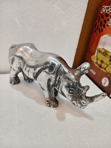 Figurine de rhinocéros en argent poli, sculpture d'animal détaillée, décoration de table de luxe, art animalier, cadeau pour la maison - Product Image 3