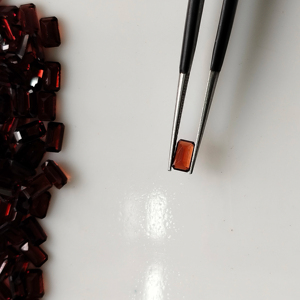 โกเมนสีแดงธรรมชาติ 5x3 มม. ทรงแปดเหลี่ยม คุณภาพดีที่สุด พลอยหลวมสำหรับทำเครื่องประดับ - Product Image 3