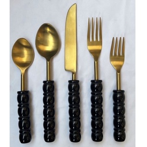Ensemble de couverts en acier inoxydable de style américain, écologiques, faciles à nettoyer, avec manche en résine, plaqué or PVD, pour la mise en place de la vaisselle - Product Image 1