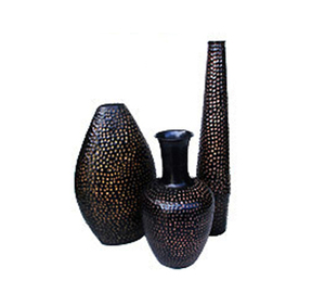 Vase moderne en aluminium avec un design perforé artistique pour une décoration intérieure sophistiquée - Product Image 1
