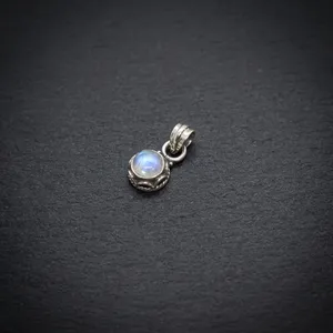 Colgante de Piedra Lunar Arcoíris Moonlit Whisper en Plata de Ley 925, Joyería Unisex de Intuición Suave para Uso Diario - Product Image 3