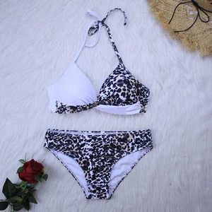 Conjunto de Bikini con Estampado de Leopardo para Mujer, Top Halter con Diseño Cruzado, Braguita Hipster, Traje de Baño Elástico - Product Image 3