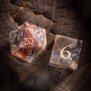 ชุดลูกเต๋าเรซิ่นสำหรับบรรจุในคอนเทนเนอร์ ผลิตจำนวนมาก ลูกเต๋าเรซิ่นหลายเหลี่ยมสำหรับการจัดจำหน่ายทั่วโลก โรงงานขายส่งอุปกรณ์เกม - Product Image 1