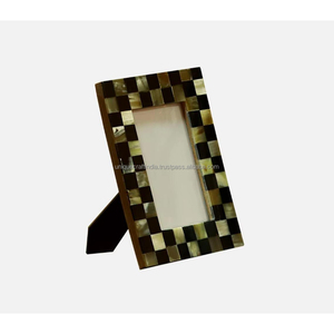 Marco de Fotos de Madera Hecho a Mano con Incrustaciones Lineales de Resina Roja Coral y Verde, Decoración Moderna - Product Image 3