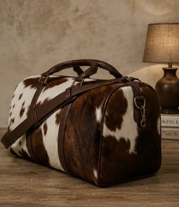 Bolsa de Viaje de Cuero Vacuno con Cierre de Cremallera, Diseño Duradero con Patrón Marrón y Blanco - Product Image 2