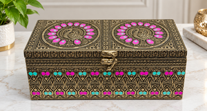 Caja de Madera Hecha a Mano con Detalles en Meenakari para Frutos Secos, Juego de 2 Frascos |   Caja Organizadora de Regalos Plegable con Grabado en Relieve de Plumas de Pavo Real en Latón - Product Image 5