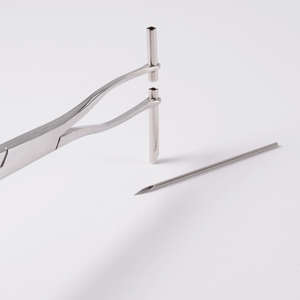 Juego de Instrumentos Quirúrgicos Ortopédicos Profesionales de Acero Inoxidable para Cirugía de Columna Vertebral con Mango Azul en Bandeja de Esterilización - Product Image 4