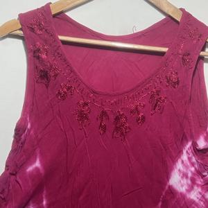 Encantadora Blusa Túnica Boho sin Mangas con Estampado Tie Dye Rojo y Cuello Redondo para Mujer |   Vestido Casual Holgado con Corte Evase para Verano - Product Image 2